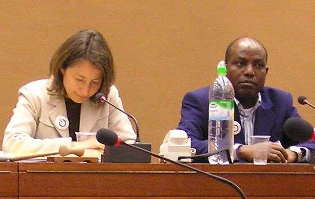 E. Zamparutti (NtC) e Muzaliwa Maroy in un briefing a Ginevra, 12 aprile 05