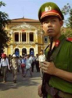 Poliziotto davanti al tribunale di città Ho Chi Minh