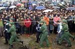 La polizia cinese conduce un gruppo di 30 prigionieri ad un processo pubblico, Hangzhou, 27 gennaio 2005 La polizia cinese conduce un gruppo di 30 prigionieri ad un processo pubblico, Hangzhou, 27 gennaio 2005