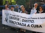 Lo striscione esposto davanti all’ambasciata cubana a Roma