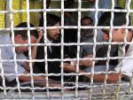 I due condannati piangono, in attesa dell’esecuzione I due condannati piangono, in attesa dell’esecuzione