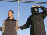 L’impiccagione di Rostam Tajik in una foto pubblicata dal quotidiano Hamshahri