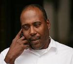 Earl Washington Jr. telefona alla moglie dopo che la giuria ha stabilito il risarcimento Earl Washington Jr. telefona alla moglie dopo che la giuria ha stabilito il risarcimento