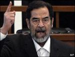 Saddam grida durante la lettura della sentenza Saddam grida durante la lettura della sentenza