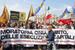 Emma Bonino davanti allo striscione che ha aperto la Marcia di Pasqua Emma Bonino davanti allo striscione che ha aperto la Marcia di Pasqua