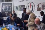 Marco Pannella stringe la mano al Presidente Kagame dopo che ha ricevuto il Premio 'L'Abolizionista dell'Anno'