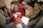 La polizia indiana arresta i manifestanti La polizia indiana arresta i manifestanti