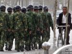 Poliziotti cinesi in una strada dello Xinjiang, 5 aprile 2008 Poliziotti cinesi in una strada dello Xinjiang, 5 aprile 2008