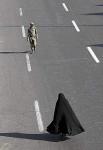 Un soldato e una donna si incrociano in una strada di Teheran Un soldato e una donna si incrociano in una strada di Teheran