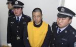 Zhang Yujun tra due poliziotti Zhang Yujun tra due poliziotti