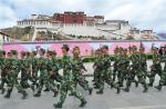 Poliziotti cinesi a Lhasa