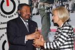 Emma Bonino, Vice-presidente del Senato, consegna il Premio a Jean Ping, Presidente della Commissione dell'Unione Africana Emma Bonino, Vice-presidente del Senato, consegna il Premio a Jean Ping, Presidente della Commissione dell'Unione Africana