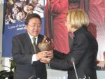 E. Bonino consegna il premio al presidente Elbegdorj E. Bonino consegna il premio al presidente Elbegdorj