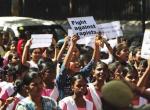 Studenti indiani manifestano contro gli stupratori