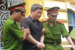 Jason Dinh tra due poliziotti vietnamiti