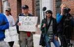 Attivisti anti-pena di morte e media al di fuori del tribunale federale di Boston, 15 maggio 2015. REUTERS/Brian Snyder