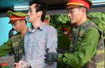 Do Thanh Son tra due poliziotti Do Thanh Son tra due poliziotti