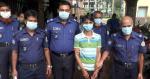 Monir Hossain tra i poliziotti Monir Hossain tra i poliziotti