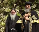 Il vescovo Epifanio (sin) con Papa Tawadros II