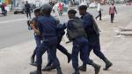 Poliziotti della RD Congo arrestano un dimostrante Poliziotti della RD Congo arrestano un dimostrante