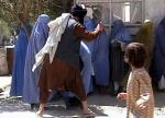 Un talebano picchia una donna in pubblico